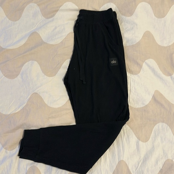 Alo yoga pants- ‘muse sweatpants’ - Picture 3 of 6